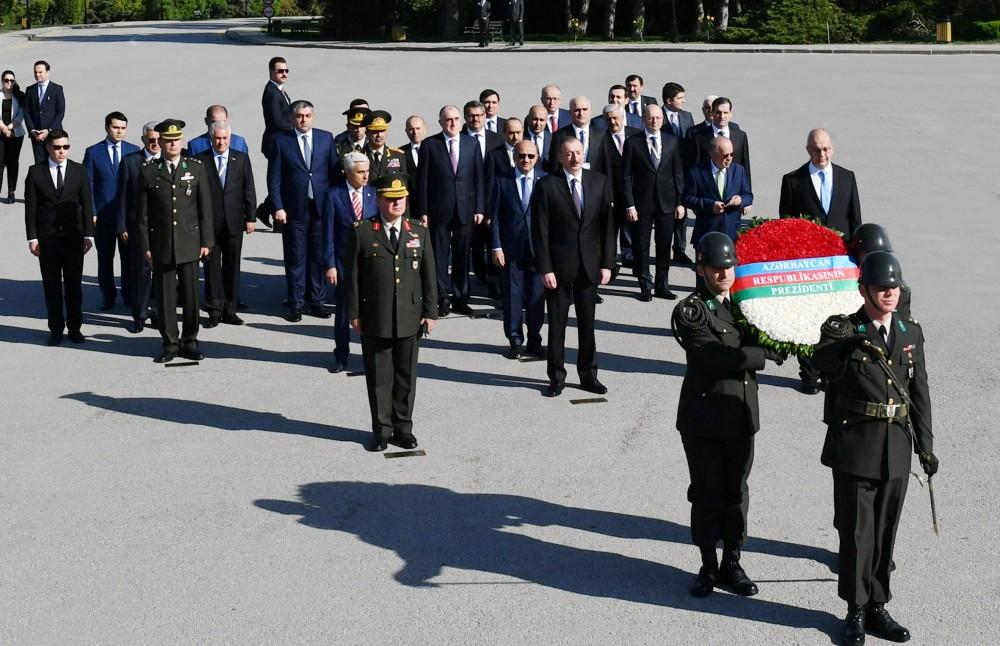 Prezident İlham Əliyev Ankarada Anıtqəbiri ziyarət edib (FOTO)