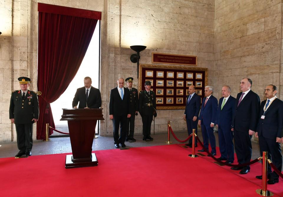 Prezident İlham Əliyev Ankarada Anıtqəbiri ziyarət edib (FOTO)