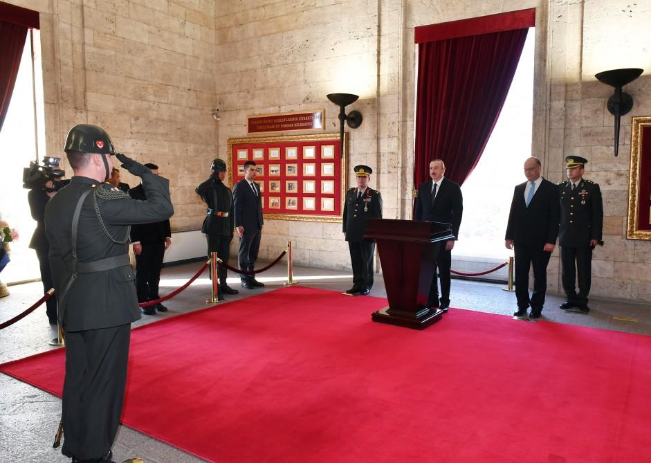 Prezident İlham Əliyev Ankarada Anıtqəbiri ziyarət edib (FOTO)