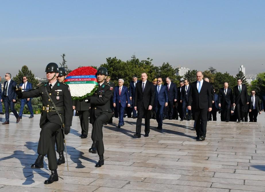 Prezident İlham Əliyev Ankarada Anıtqəbiri ziyarət edib (FOTO)