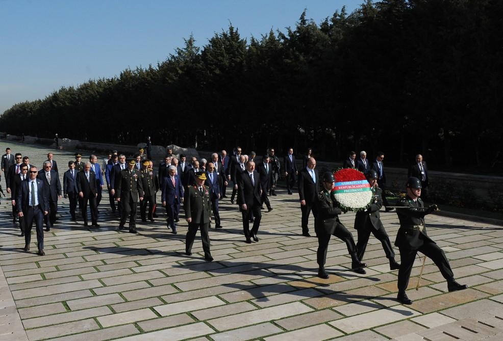 Prezident İlham Əliyev Ankarada Anıtqəbiri ziyarət edib (FOTO)