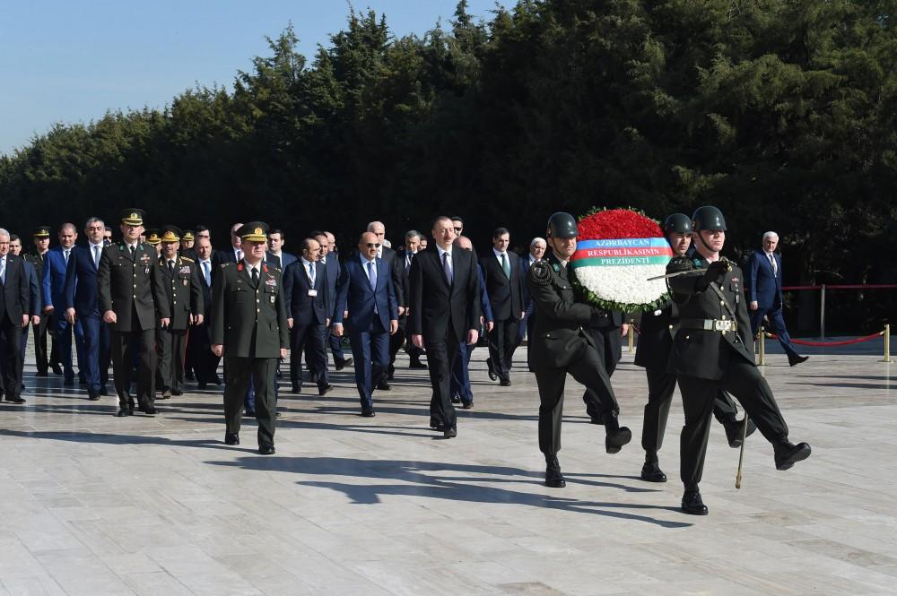 Prezident İlham Əliyev Ankarada Anıtqəbiri ziyarət edib (FOTO)