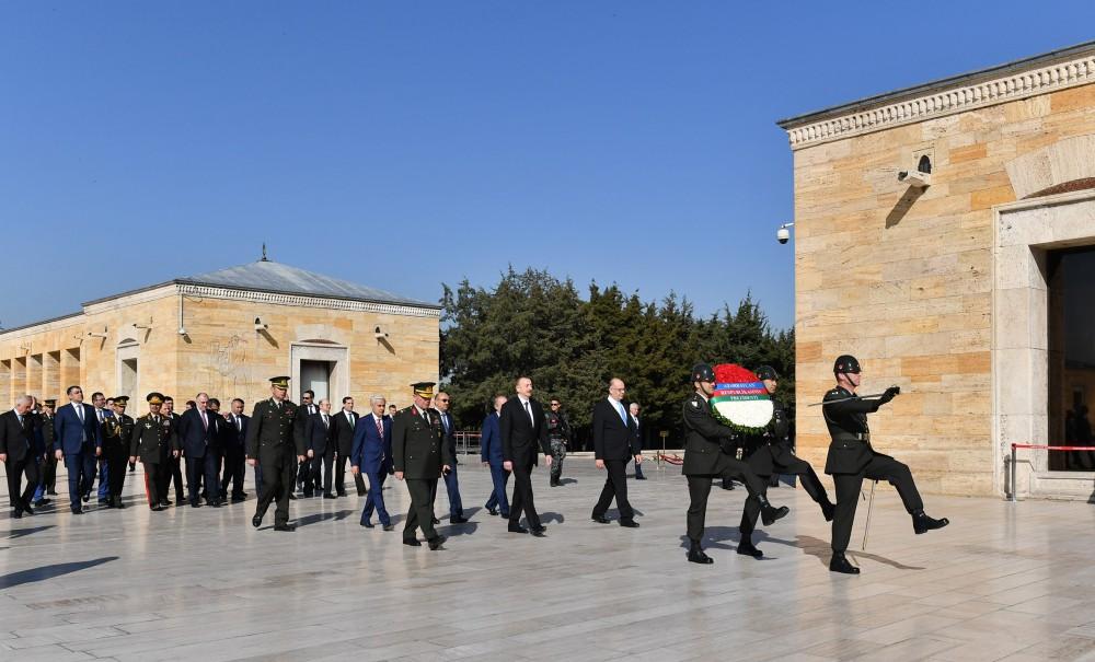 Prezident İlham Əliyev Ankarada Anıtqəbiri ziyarət edib (FOTO)