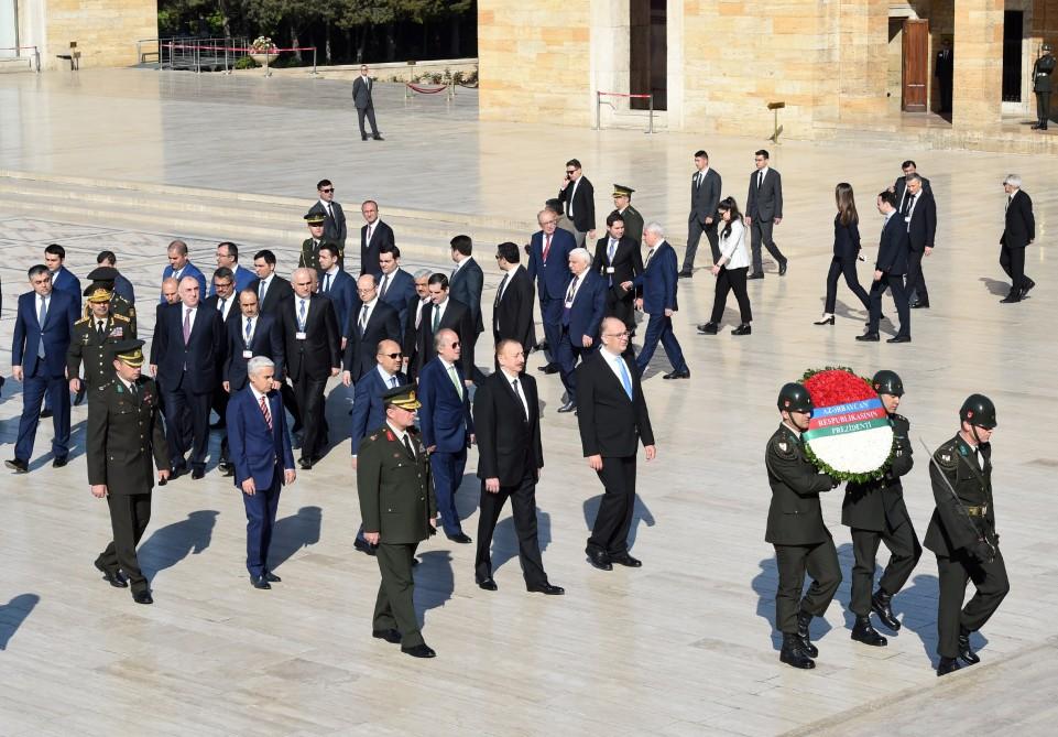 Prezident İlham Əliyev Ankarada Anıtqəbiri ziyarət edib (FOTO)