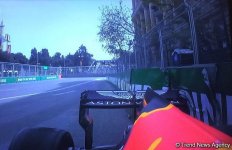Bakıda Formula 1-də ilk qəza: bolidlərdən biri sıradan çıxdı (FOTO)