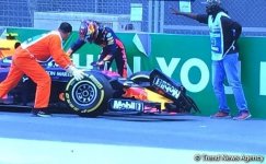 Bakıda Formula 1-də ilk qəza: bolidlərdən biri sıradan çıxdı (FOTO)