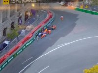 Bakıda Formula 1-də ilk qəza: bolidlərdən biri sıradan çıxdı (FOTO)