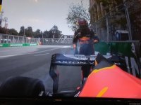 Bakıda Formula 1-də ilk qəza: bolidlərdən biri sıradan çıxdı (FOTO)
