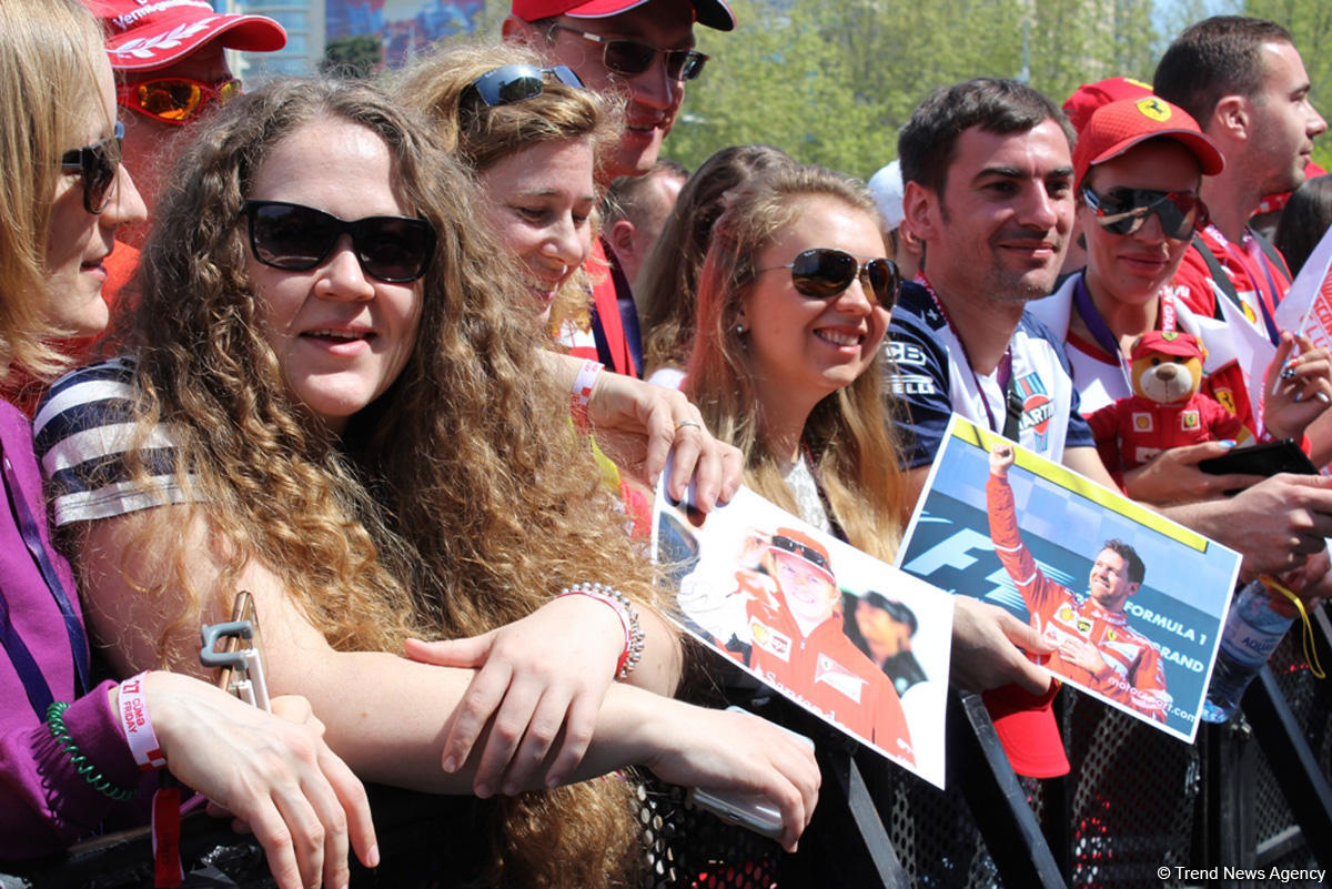 Bakıda Formula 1 yarışları başladı (FOTO)