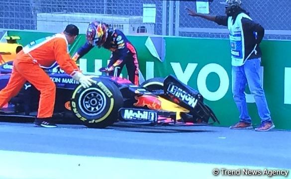 Bakıda Formula 1-də ilk qəza: bolidlərdən biri sıradan çıxdı (FOTO)