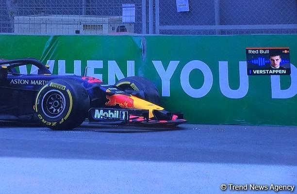 Bakıda Formula 1-də ilk qəza: bolidlərdən biri sıradan çıxdı (FOTO)