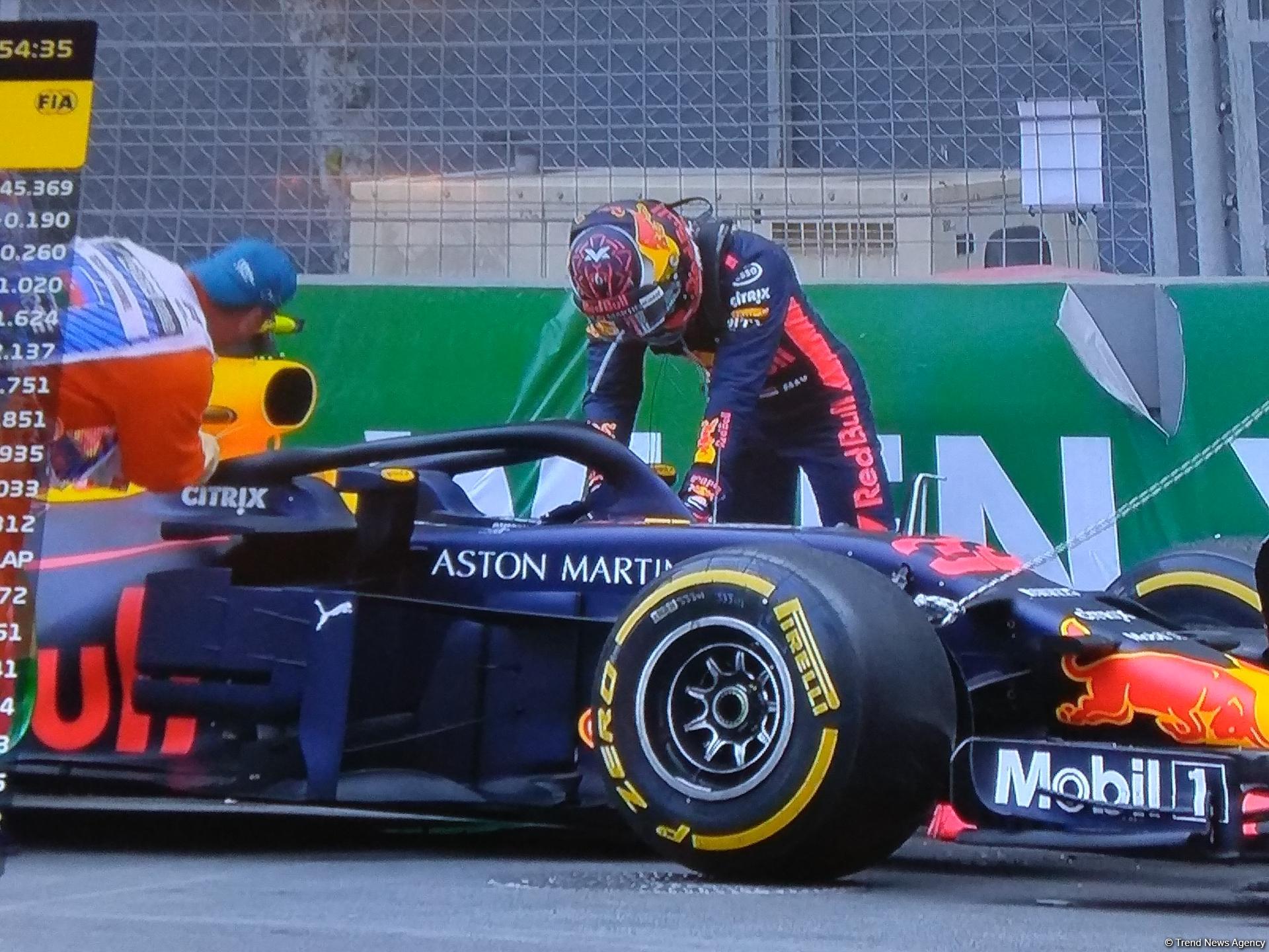 Bakıda Formula 1-də ilk qəza: bolidlərdən biri sıradan çıxdı (FOTO)
