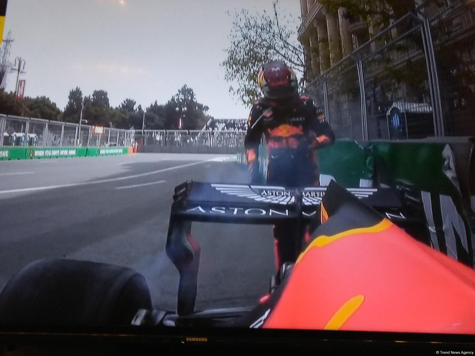 Bakıda Formula 1-də ilk qəza: bolidlərdən biri sıradan çıxdı (FOTO)