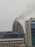 Bakıda çoxmərtəbəli binadakı yanğın söndürüldü, 1 nəfər tüstüdən zəhərlənib (FOTO) (YENİLƏNİB-2)