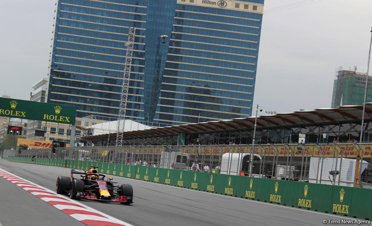 Bakıda Formula 1 pilotlarının sərbəst yürüşü başa çatdı (YENİLƏNİB) (FOTO)