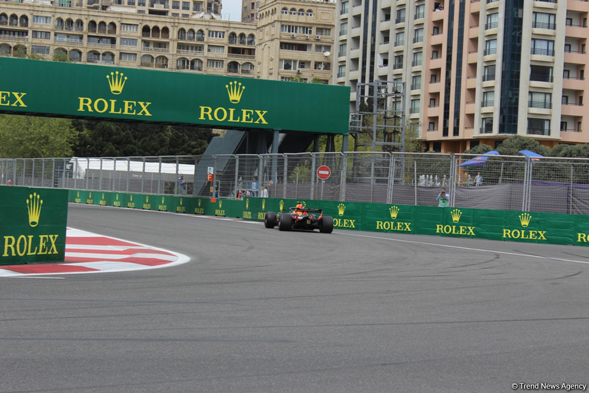 Bakıda Formula 1 pilotlarının sərbəst yürüşü başa çatdı (YENİLƏNİB) (FOTO)