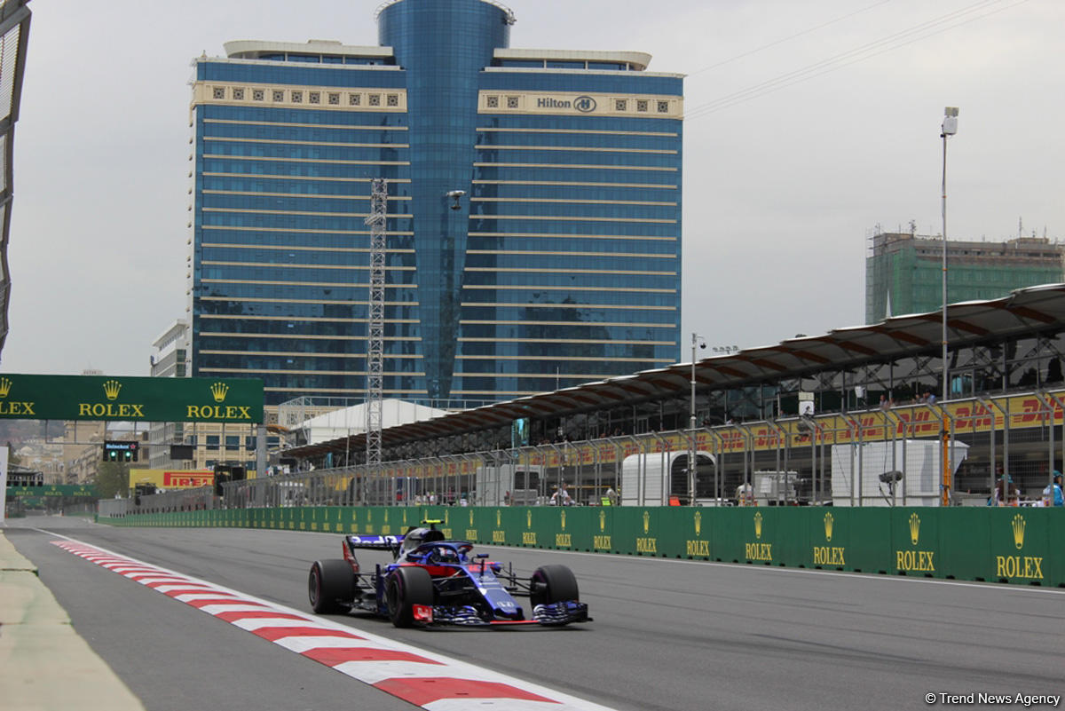 Bakıda Formula 1 pilotlarının sərbəst yürüşü başa çatdı (YENİLƏNİB) (FOTO)
