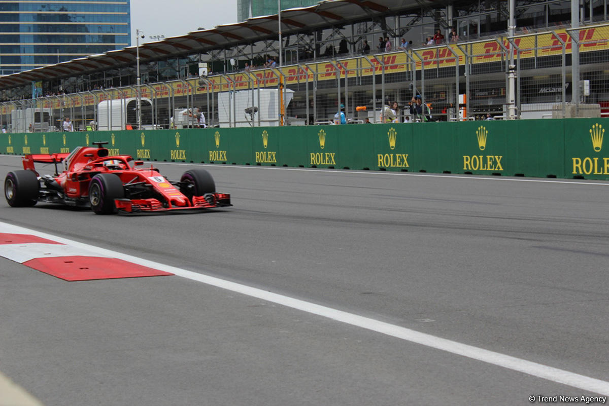 Bakıda Formula 1 pilotlarının sərbəst yürüşü başa çatdı (YENİLƏNİB) (FOTO)