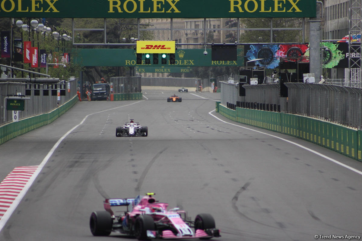 Bakıda Formula 1 pilotlarının sərbəst yürüşü başa çatdı (YENİLƏNİB) (FOTO)