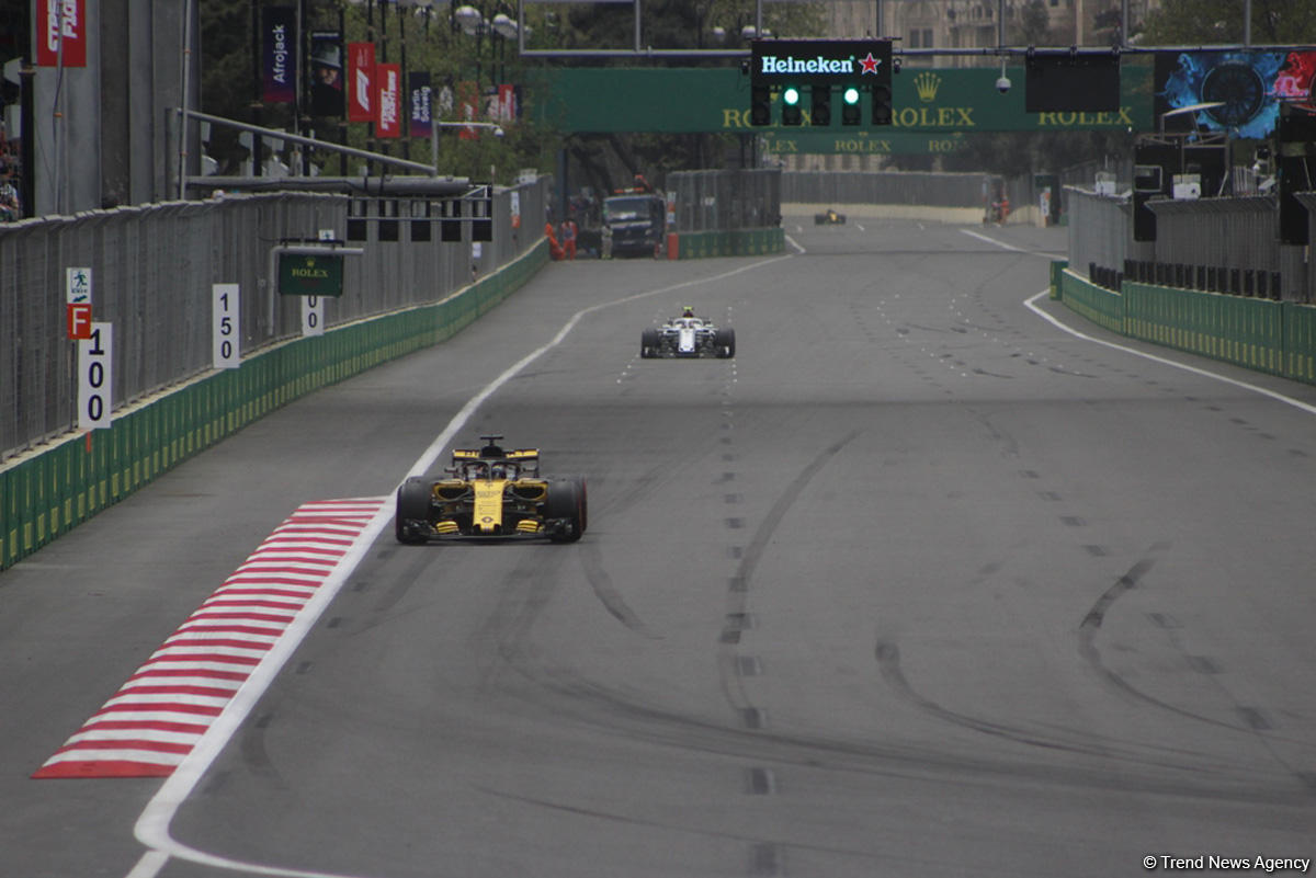Bakıda Formula 1 pilotlarının sərbəst yürüşü başa çatdı (YENİLƏNİB) (FOTO)