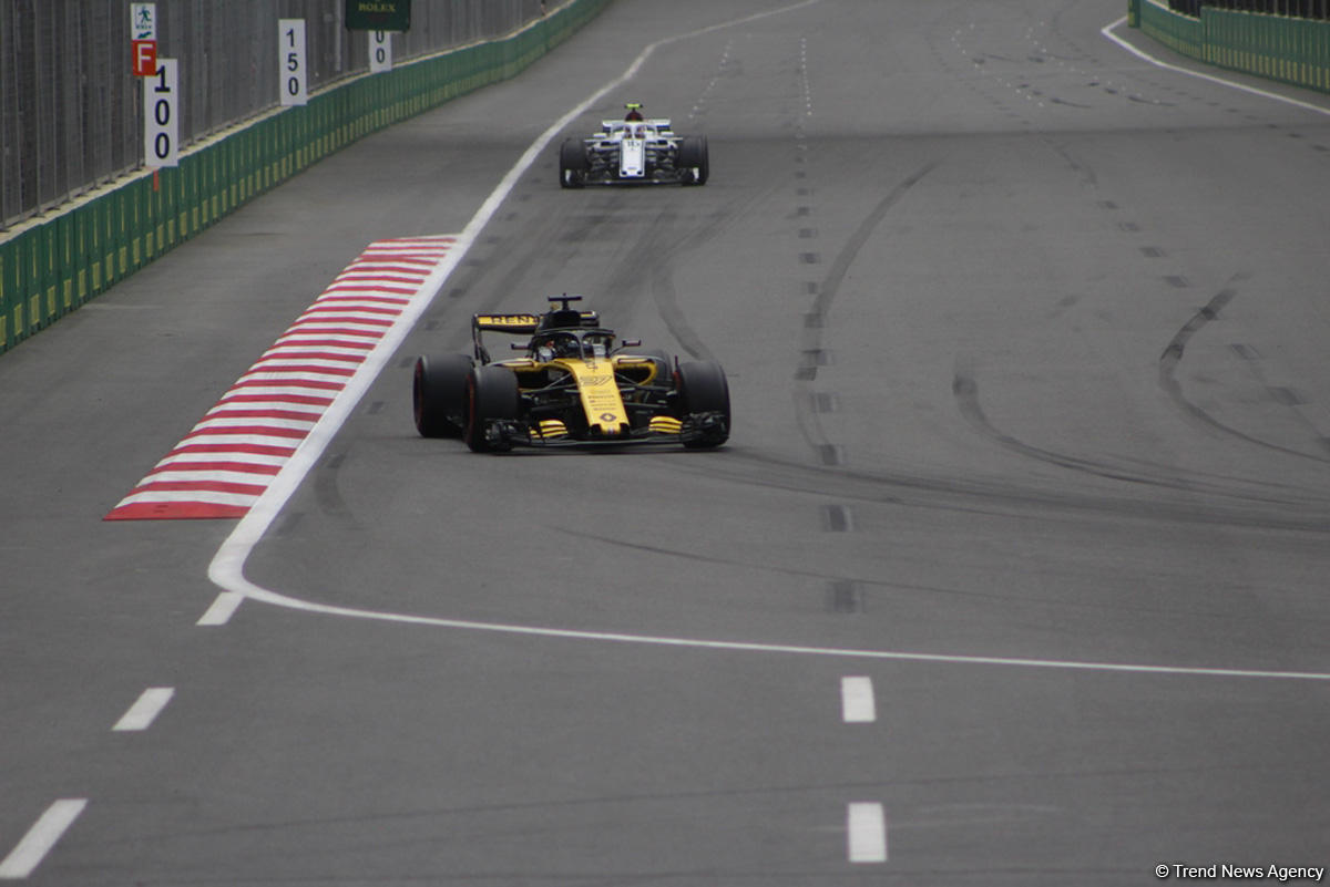 Bakıda Formula 1 pilotlarının sərbəst yürüşü başa çatdı (YENİLƏNİB) (FOTO)