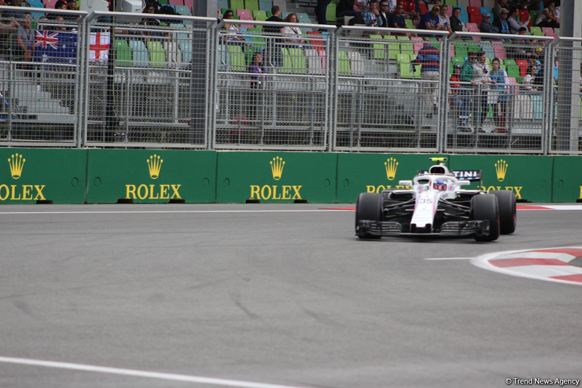 Bakıda Formula 1 pilotlarının sərbəst yürüşü başa çatdı (YENİLƏNİB) (FOTO)