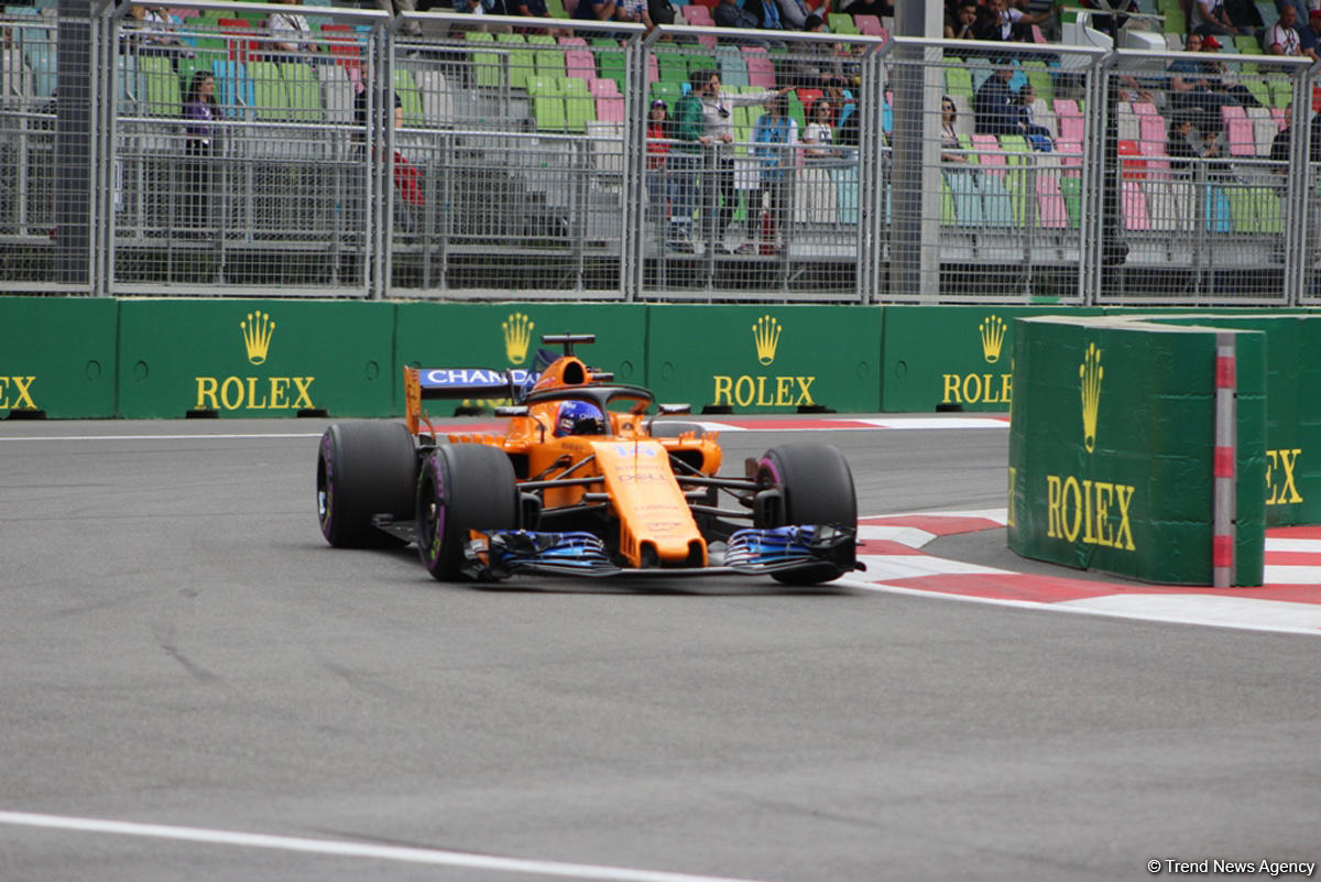 Bakıda Formula 1 pilotlarının sərbəst yürüşü başa çatdı (YENİLƏNİB) (FOTO)