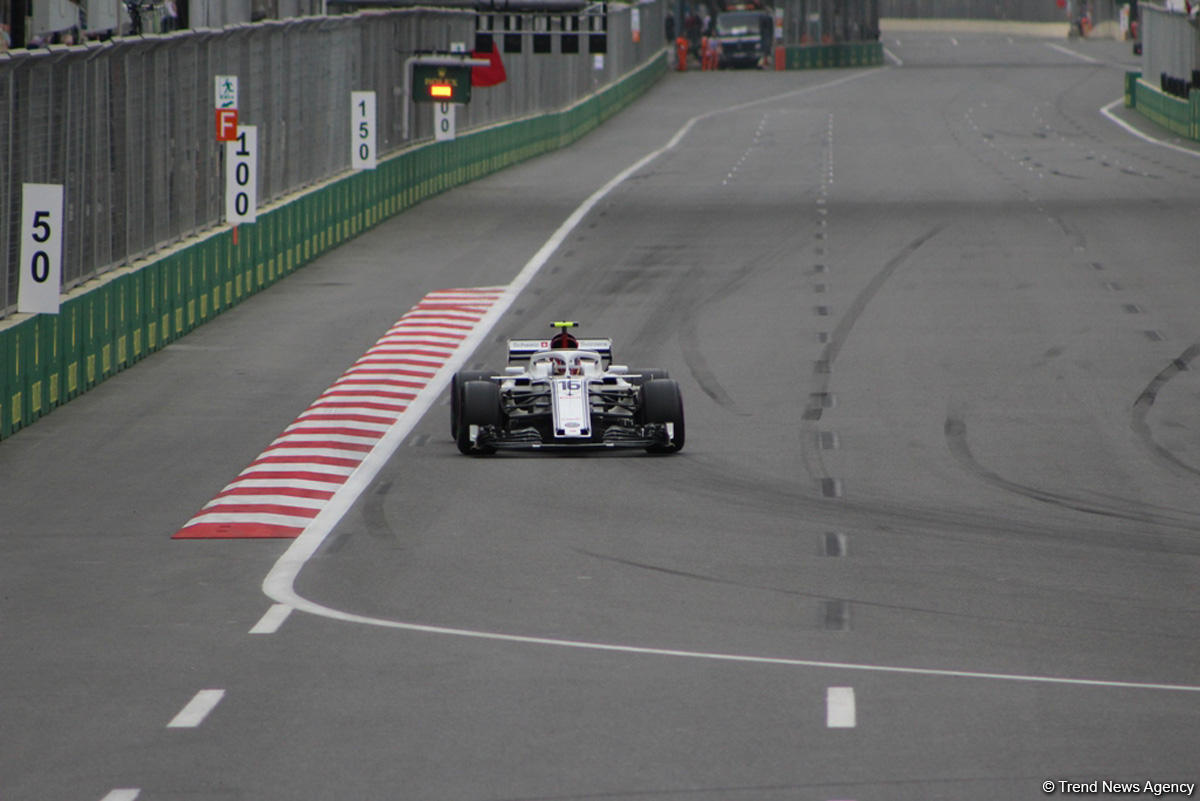 Bakıda Formula 1 pilotlarının sərbəst yürüşü başa çatdı (YENİLƏNİB) (FOTO)