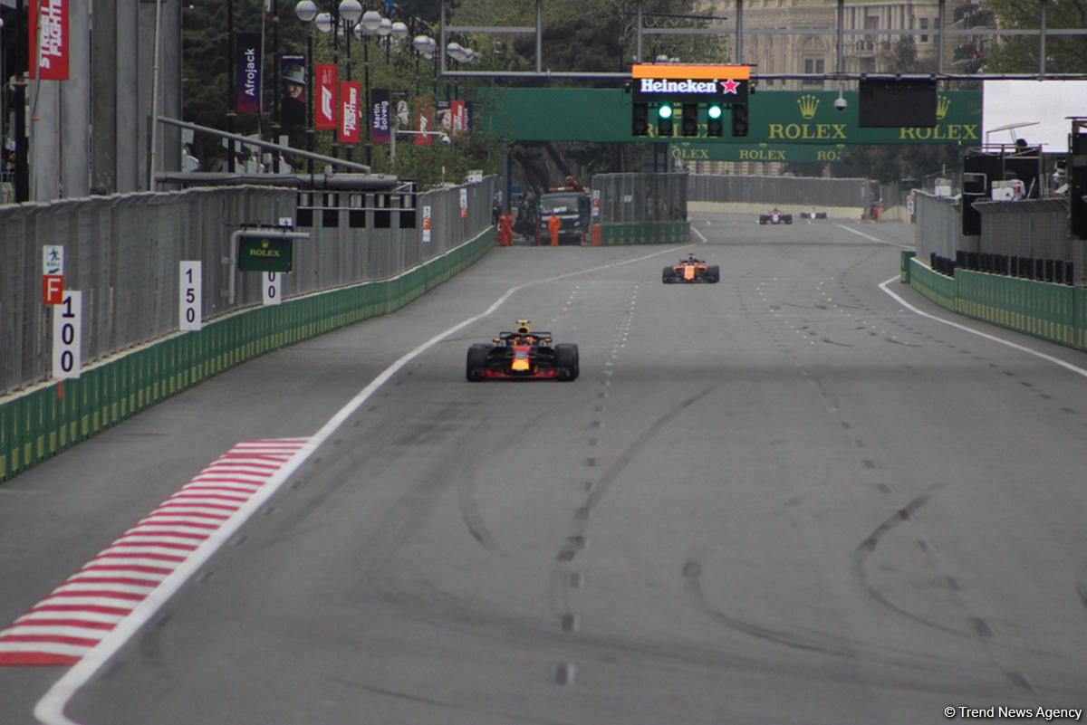 Bakıda Formula 1 pilotlarının sərbəst yürüşü başa çatdı (YENİLƏNİB) (FOTO)