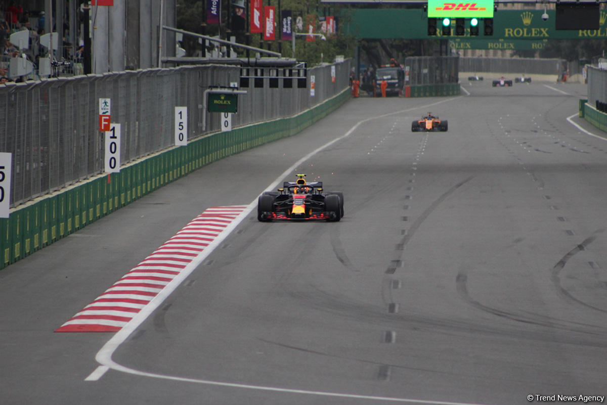 Bakıda Formula 1 pilotlarının sərbəst yürüşü başa çatdı (YENİLƏNİB) (FOTO)