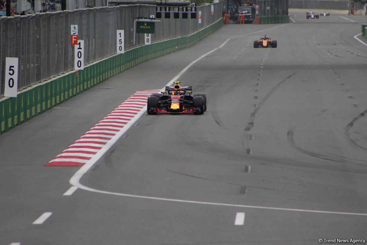 Bakıda Formula 1 pilotlarının sərbəst yürüşü başa çatdı (YENİLƏNİB) (FOTO)