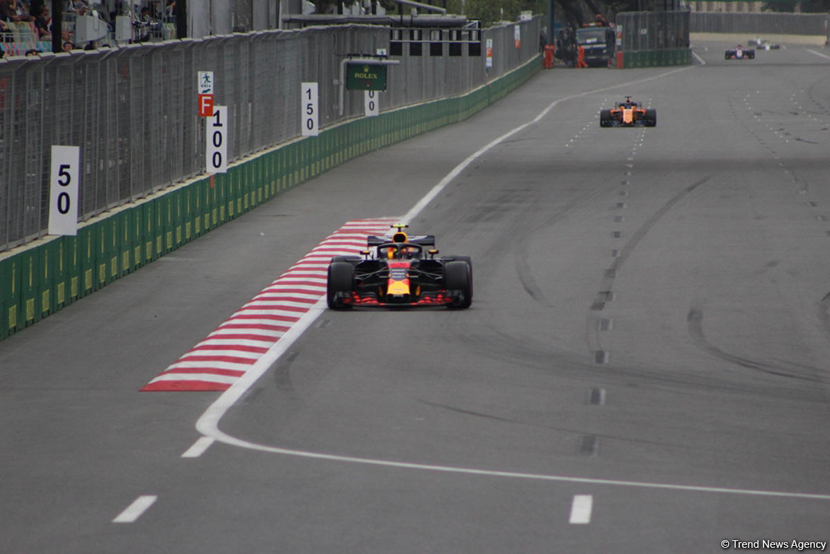 Bakıda Formula 1 pilotlarının sərbəst yürüşü başa çatdı (YENİLƏNİB) (FOTO)