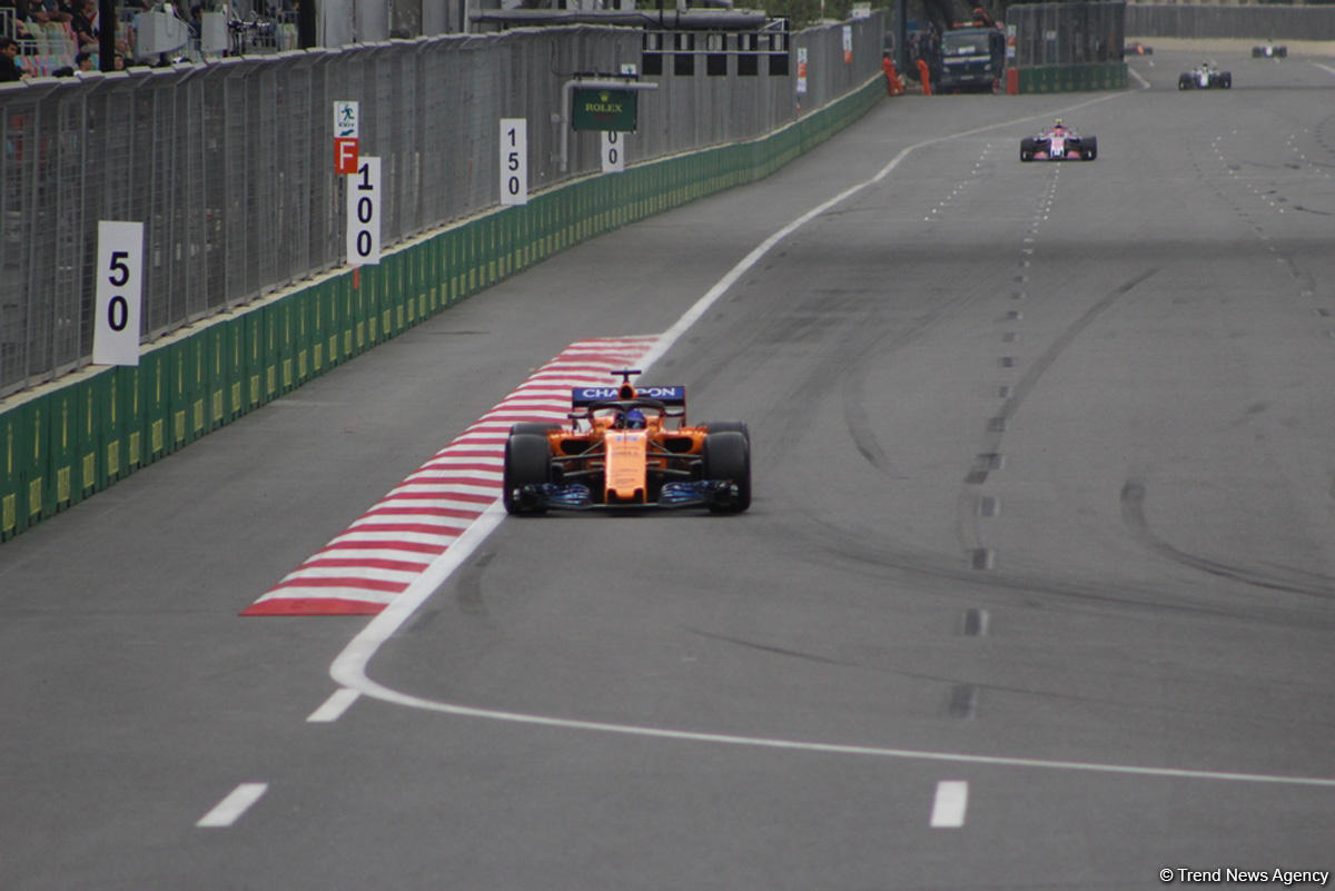 Bakıda Formula 1 pilotlarının sərbəst yürüşü başa çatdı (YENİLƏNİB) (FOTO)