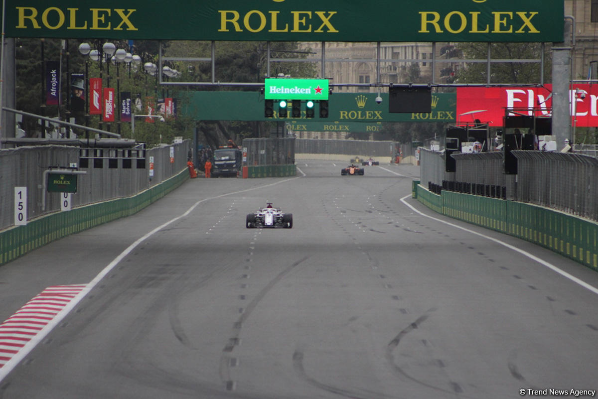 Bakıda Formula 1 pilotlarının sərbəst yürüşü başa çatdı (YENİLƏNİB) (FOTO)