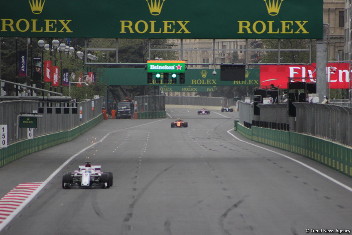 Bakıda Formula 1 pilotlarının sərbəst yürüşü başa çatdı (YENİLƏNİB) (FOTO)