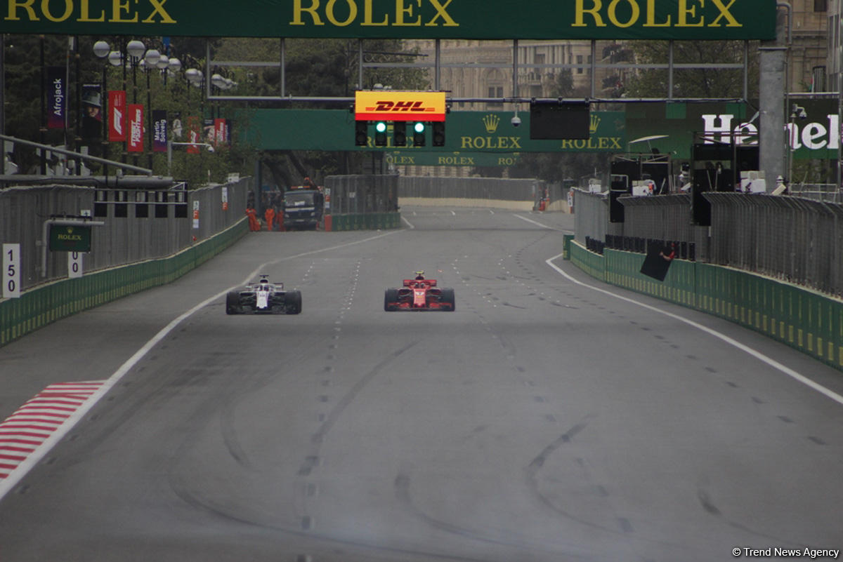 Bakıda Formula 1 pilotlarının sərbəst yürüşü başa çatdı (YENİLƏNİB) (FOTO)