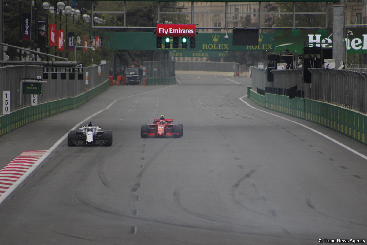 Bakıda Formula 1 pilotlarının sərbəst yürüşü başa çatdı (YENİLƏNİB) (FOTO)