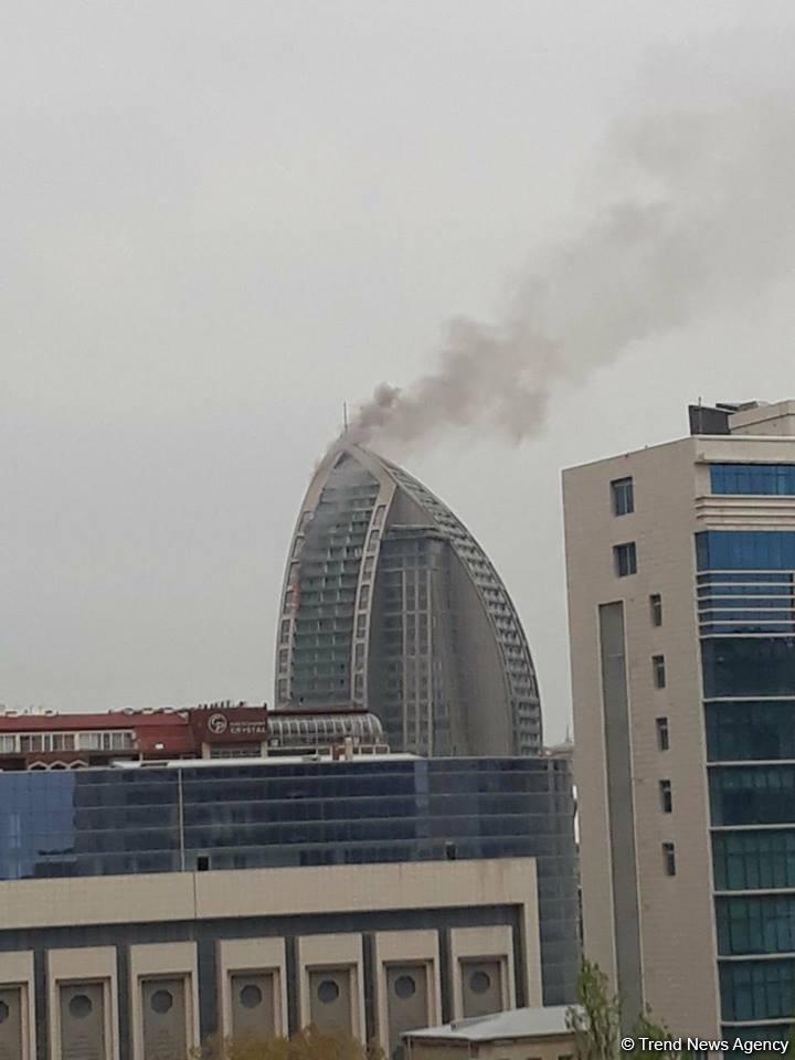 Bakıda çoxmərtəbəli binadakı yanğın söndürüldü, 1 nəfər tüstüdən zəhərlənib (FOTO) (YENİLƏNİB-2)