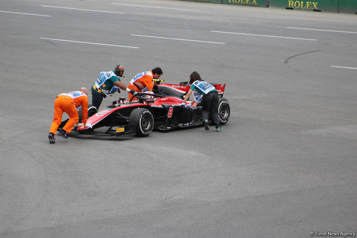 Bakıda Formula 2-nin birinci əsas yarışı başa çatıb (FOTO)