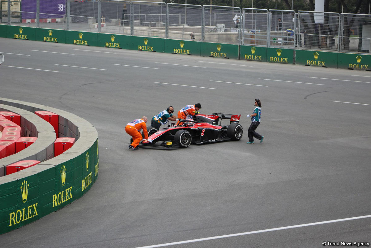 Bakıda Formula 2-nin birinci əsas yarışı başa çatıb (FOTO)