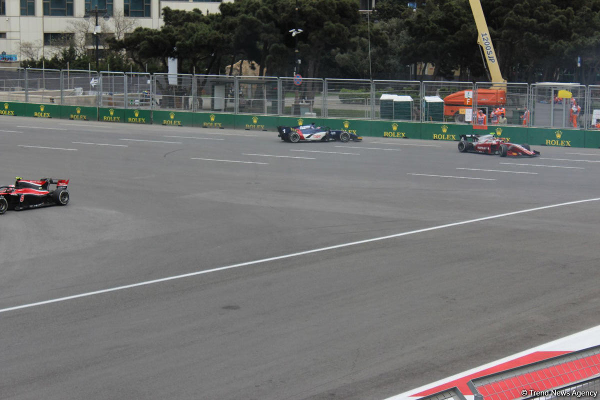 Bakıda Formula 2-nin birinci əsas yarışı başa çatıb (FOTO)