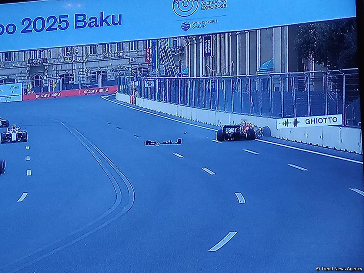 Formula 2-nin birinci əsas yarışının ilk dəqiqələrində qəza baş verdi (FOTO)