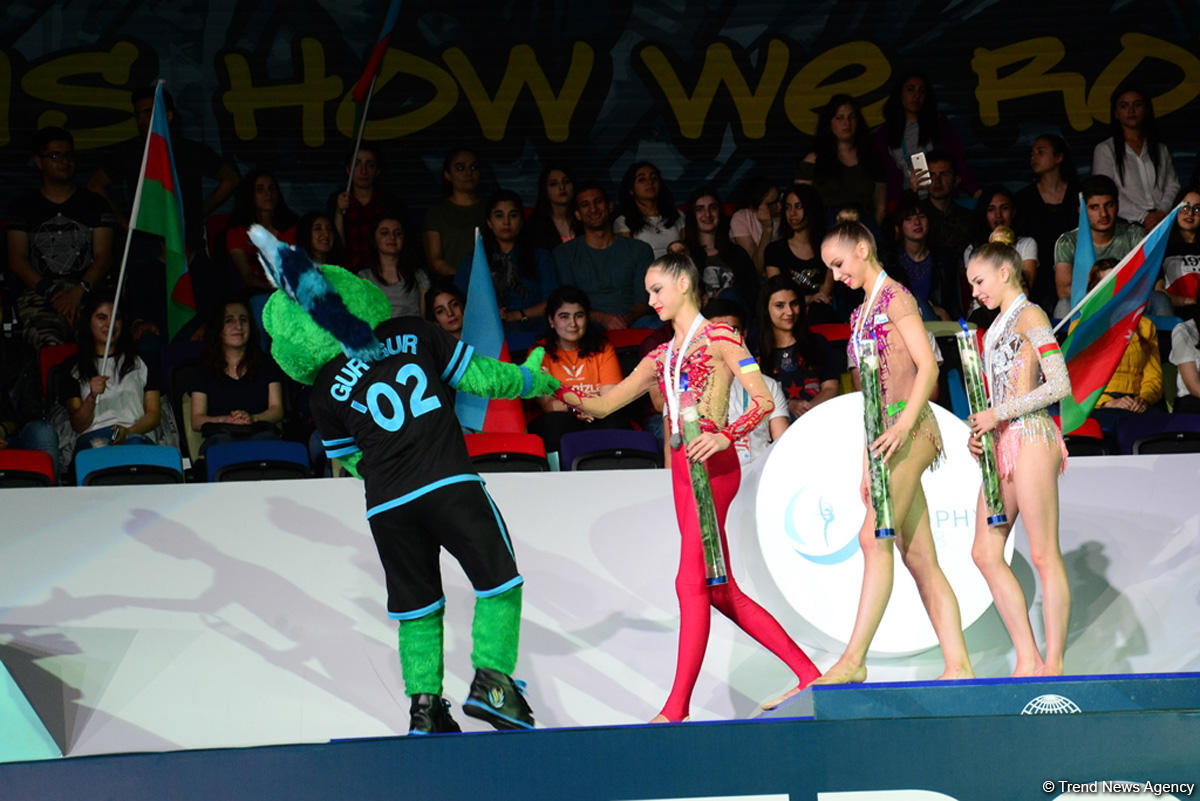 Bədii gimnastika üzrə Dünya Kubokunda gimnastların mükafatlandırılması mərasimi keçirilib (FOTO)