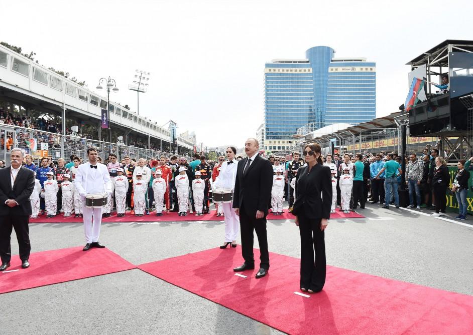 Prezident İlham Əliyev və birinci xanım Mehriban Əliyeva Formula 1 Azərbaycan Qran-Prisinin əsas yarışına baxıblar (YENİLƏNİB) (FOTO)