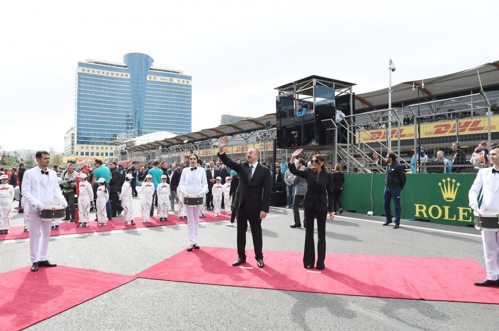 Prezident İlham Əliyev və birinci xanım Mehriban Əliyeva Formula 1 Azərbaycan Qran-Prisinin əsas yarışına baxıblar (YENİLƏNİB) (FOTO)