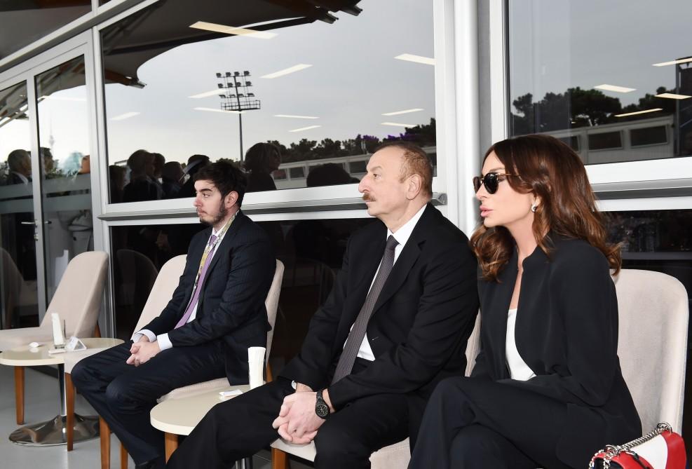 Prezident İlham Əliyev və birinci xanım Mehriban Əliyeva Formula 1 Azərbaycan Qran-Prisinin əsas yarışına baxıblar (YENİLƏNİB) (FOTO)