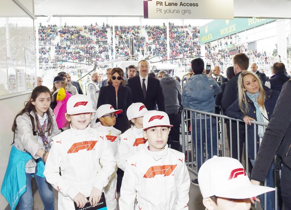 Prezident İlham Əliyev və birinci xanım Mehriban Əliyeva Formula 1 Azərbaycan Qran-Prisinin əsas yarışına baxıblar (YENİLƏNİB) (FOTO)