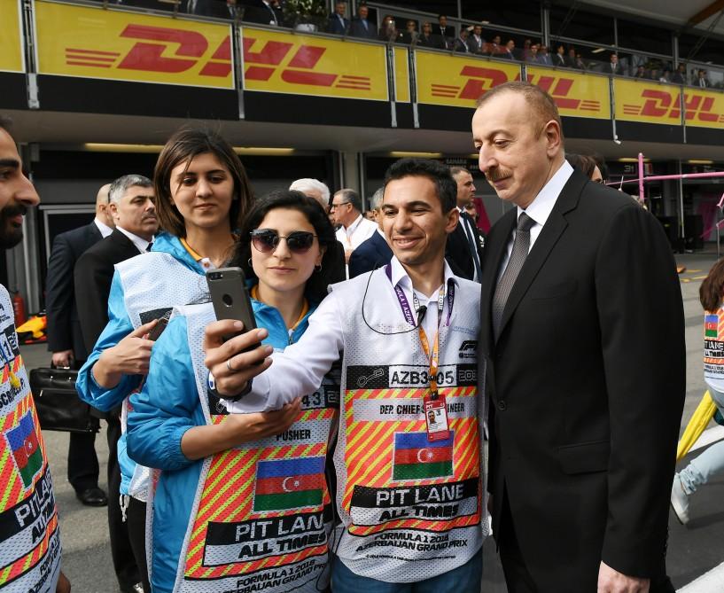 Prezident İlham Əliyev və birinci xanım Mehriban Əliyeva Formula 1 Azərbaycan Qran-Prisinin əsas yarışına baxıblar (YENİLƏNİB) (FOTO)