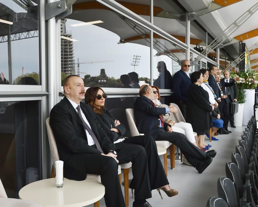 Prezident İlham Əliyev və birinci xanım Mehriban Əliyeva Formula 1 Azərbaycan Qran-Prisinin əsas yarışına baxıblar (YENİLƏNİB) (FOTO)