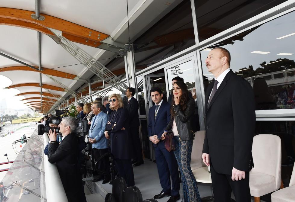 Prezident İlham Əliyev və birinci xanım Mehriban Əliyeva Formula 1 Azərbaycan Qran-Prisinin əsas yarışına baxıblar (YENİLƏNİB) (FOTO)